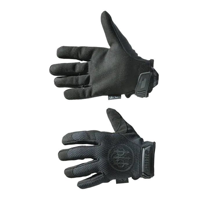 The combination of materials guarantees maximum freedom of movement, durability and comfort.
Training Gear Accessories
Training Gear Accessories are all those articles that complete the offering. These are hats, caps, gloves, etc.