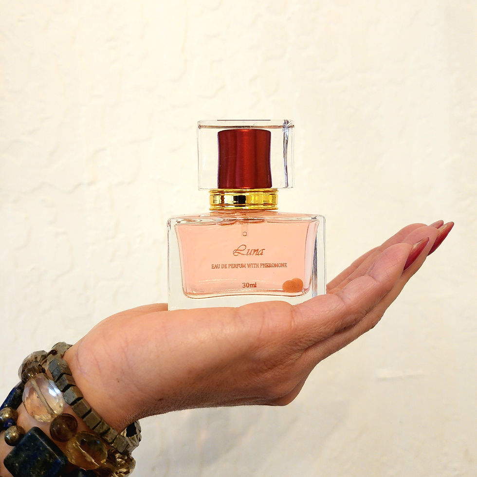 Miniatura: Hand holding a rectangular perfume bottle