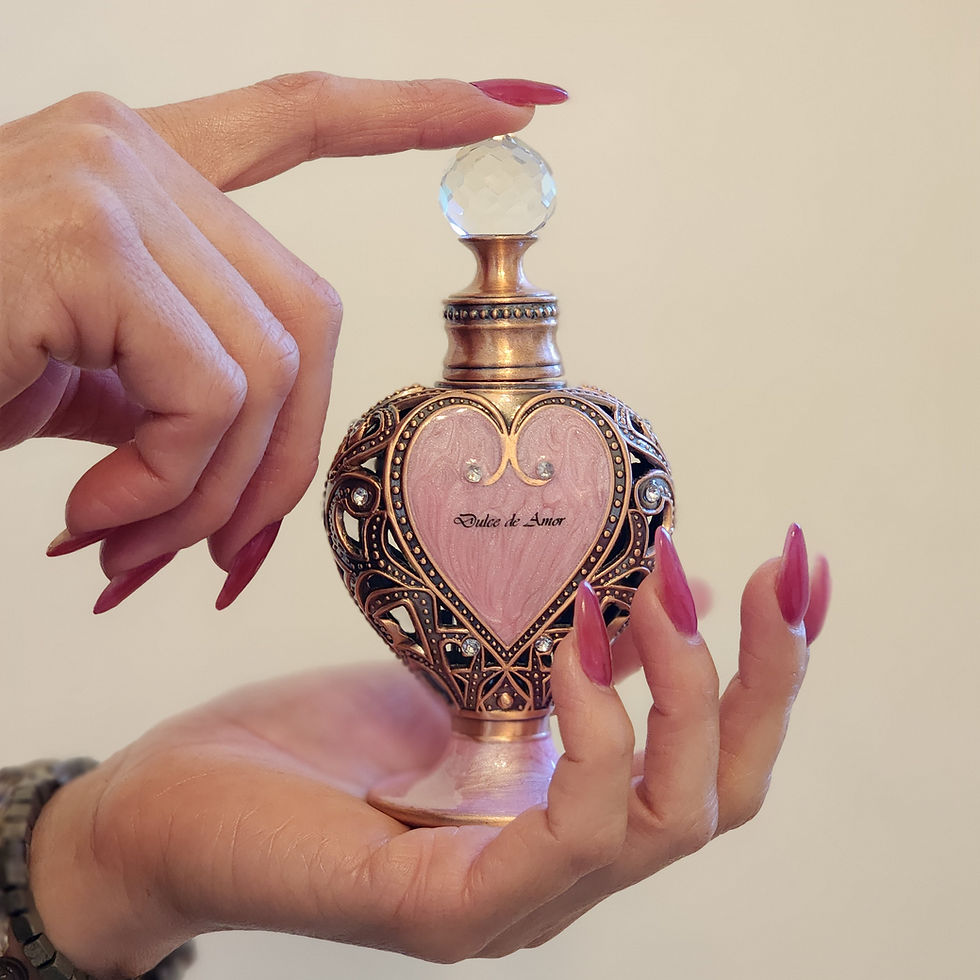 Miniatura: Hands holding ornate heart-shaped 'Magic Love' perfume bottle