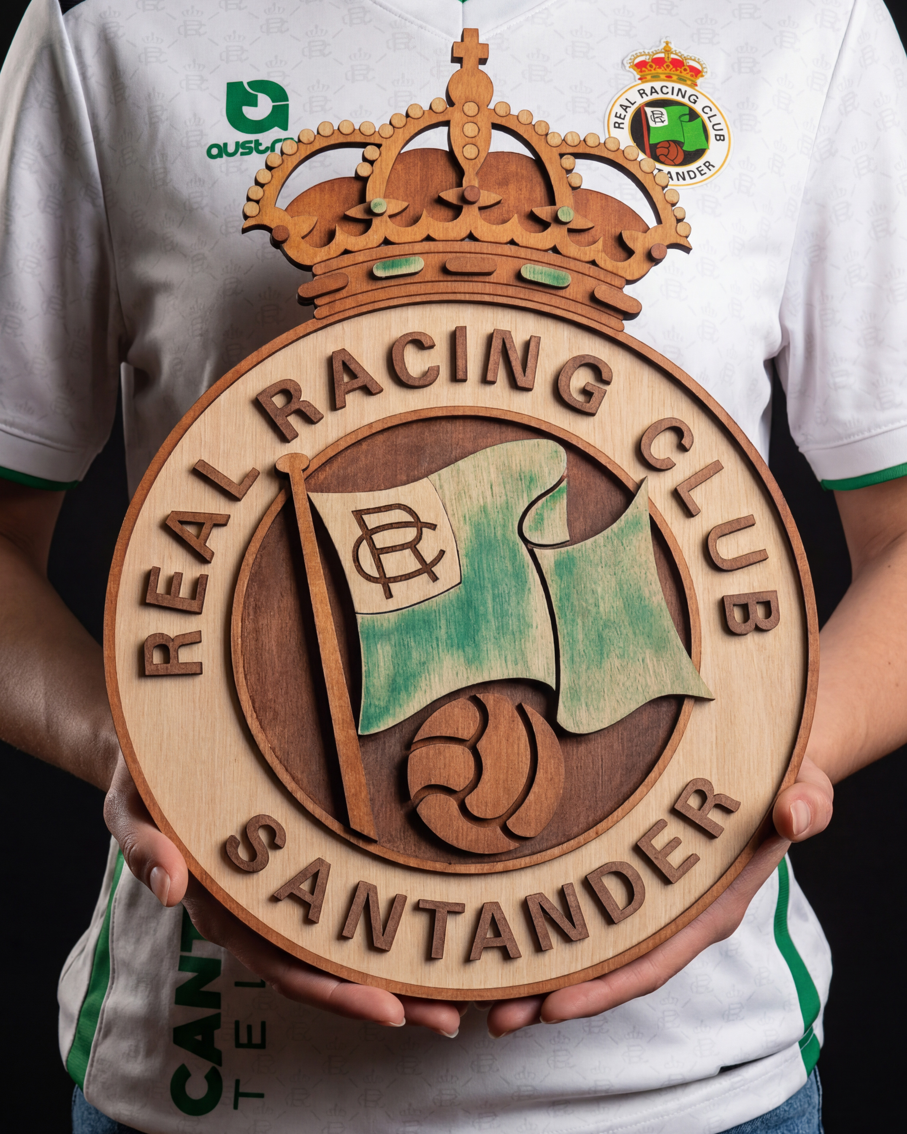 Escudo del Racing de madera