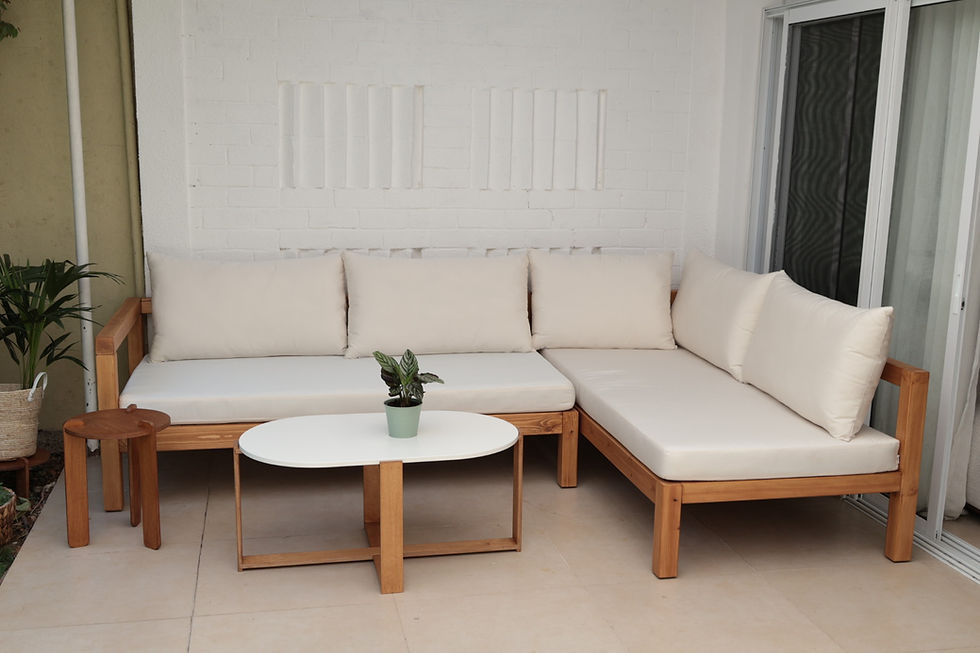 מתלבטים בין ספה פינתית לספה וכורסאות? כך תבחרו את פינת הישיבה המתאימה למרפסת