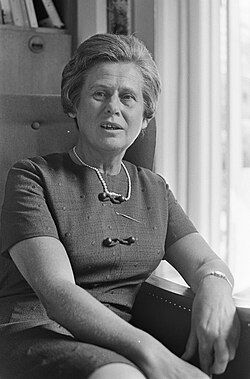 Op_theevisite_bij_mevrouw_Samkalden_._Mevrouw_Samkalden,_Bestanddeelnr_920-5410.jpg