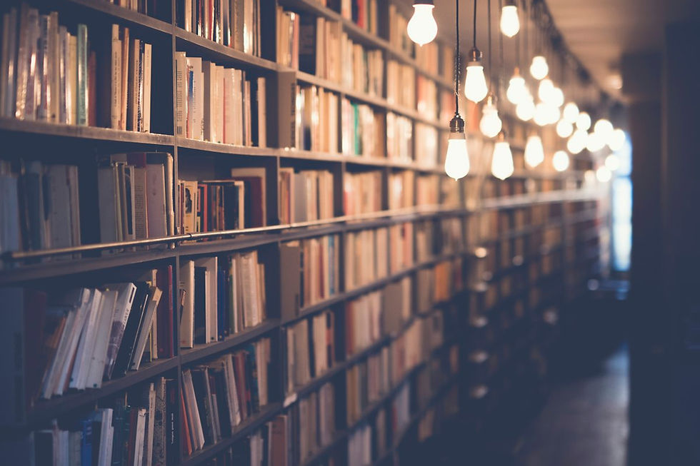 Стопка книг на столе