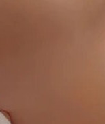 Mujer joven en un centro de belleza realizando un tratamiento de belleza para la piel de la cara con