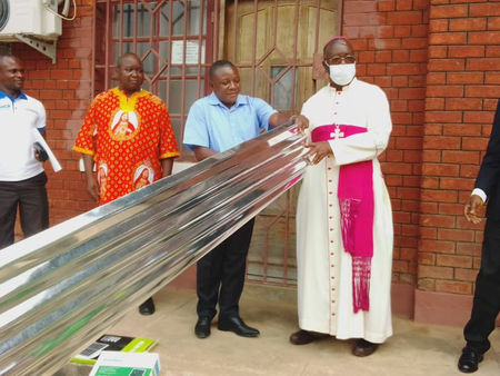 L’archidiocèse de Kananga reçoit 400 tôles pour la construction de deux écoles, Don de la Fondation 