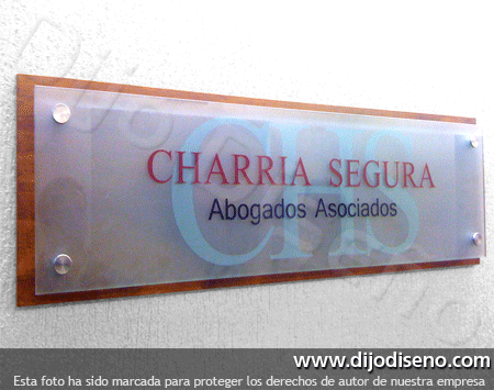 AVISOS CON VIDRIO CON BASE DE MADERA