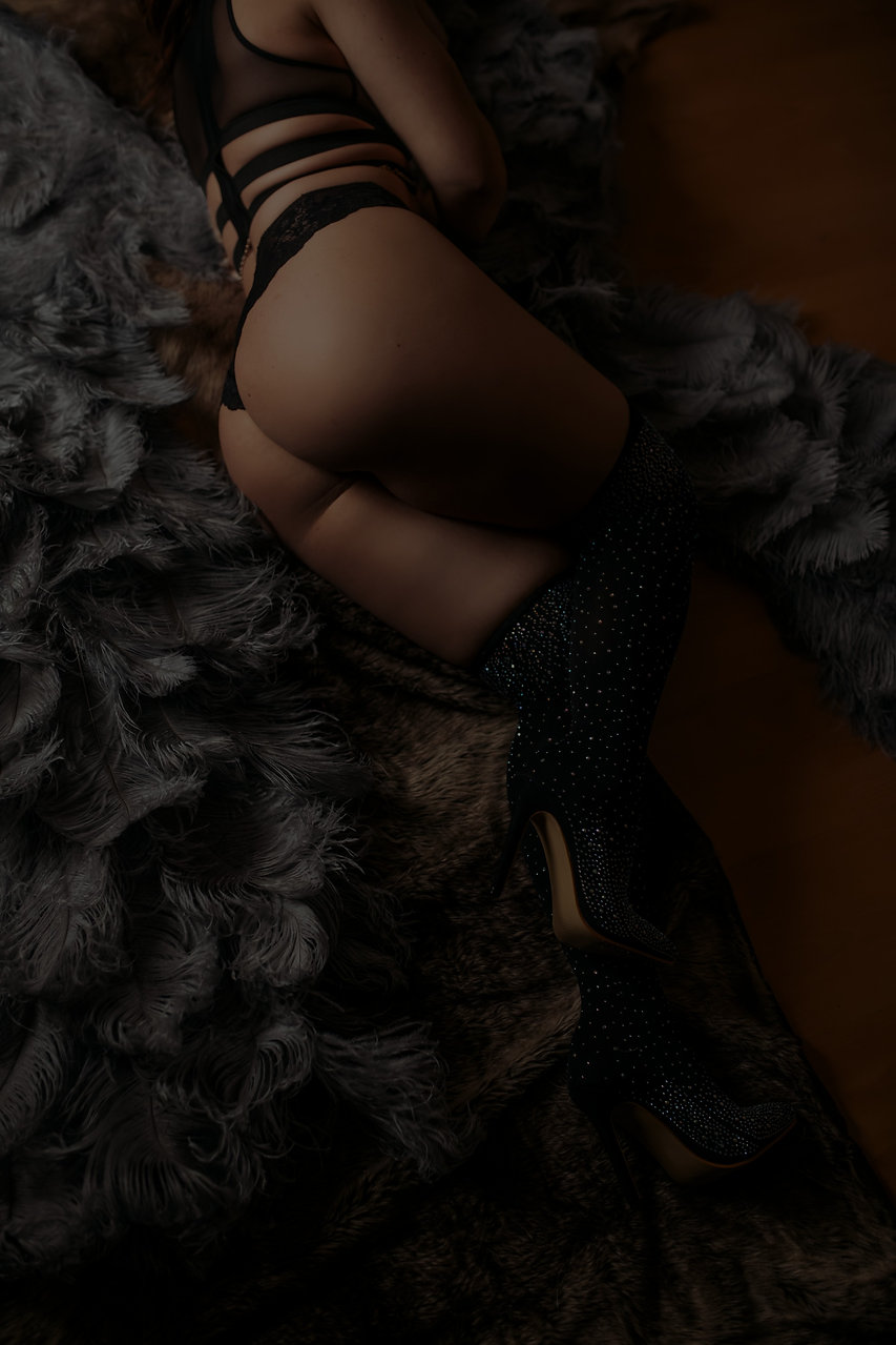 Boise Boudoir Photographer | Happy Hour Boudoir by Carly Moon Images