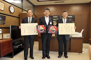 社会活動参加章小椋市長と16.10.20.JPG