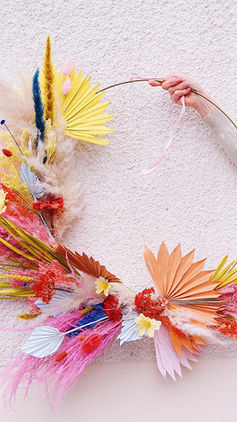 Grande couronne de fleurs séchées sur-mesure pour la décoration du stand de deux designers lors du salon Première Vision