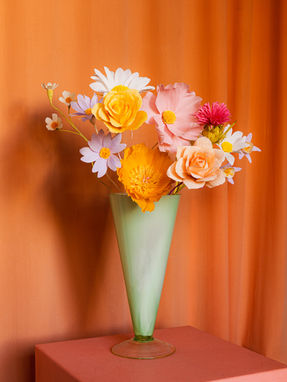 Fleurs imaginaires et colorées en papier crépon, réalisées à la main dans mon atelier à Paris 20