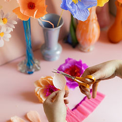 Atelier pour apprendre à faire une fleur avec du papier crépon_Célestine morel_ Boutique_345 rue des Pyrénées 75020 Paris