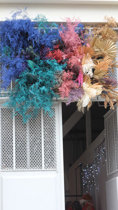 Devanture en fleurs séchées pour les fêtes de fin d'année lors d'un salon à Paris