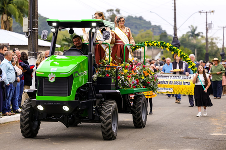 Desfile com 1390 tratores destaca a força das pequenas propriedades para a agricultura catarinense