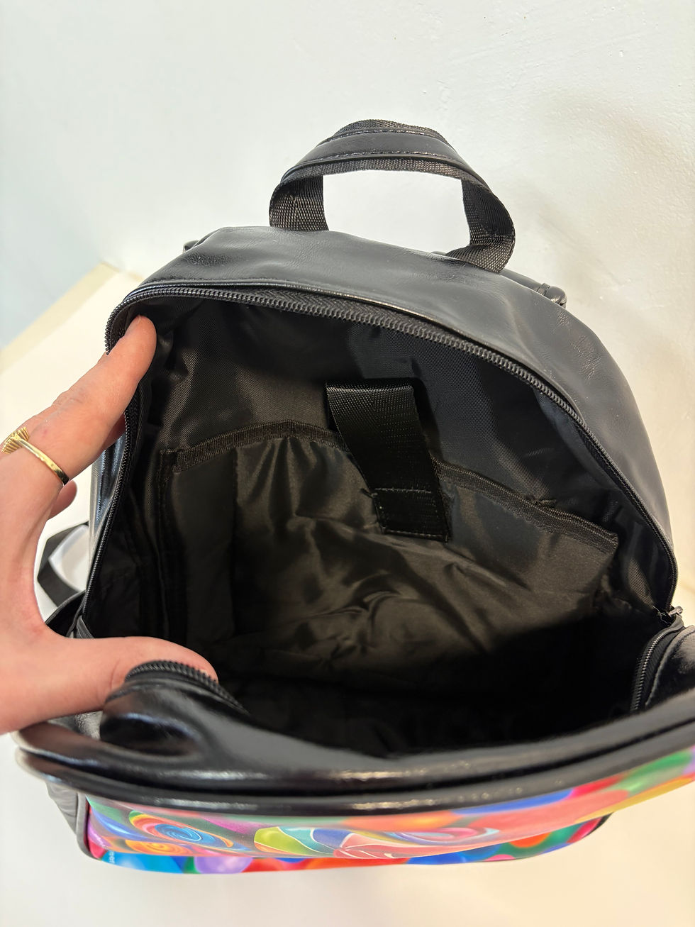 תמונה ממוזערת: תיק גב מעור טבעוני מעוצב בהשראת הציור של שקיעה חלומית