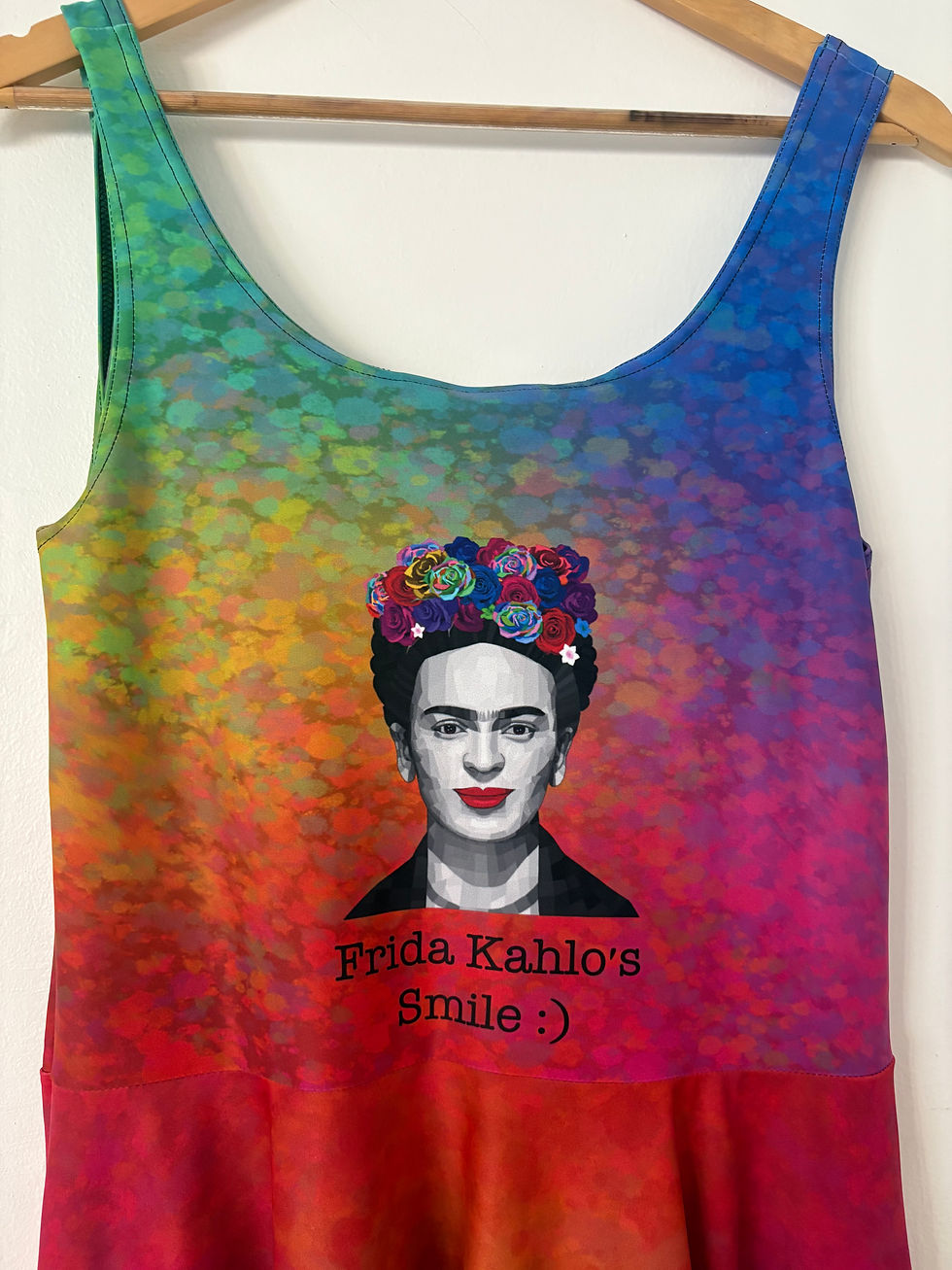 תמונה ממוזערת: שמלת סקייטר בעיצוב הציור החיוך של פרידה קאלו