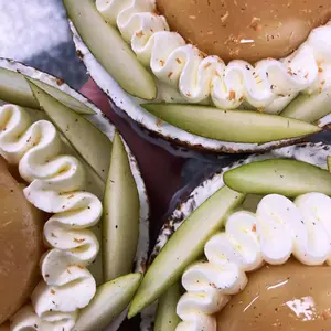 Tartelette Poire et Fève de Tonka : Pâte sablée, poire, fève de Tonka et crémeux poire.