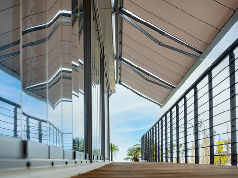 retractable-outdoor-awning-jesolo-KE-qubica-light-hotel-Adlon-2.jpeg