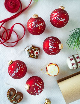 schöne kalligraphierte Weihnachtskugeln für event kalligraphie in Stuttgart von Yoligraphie