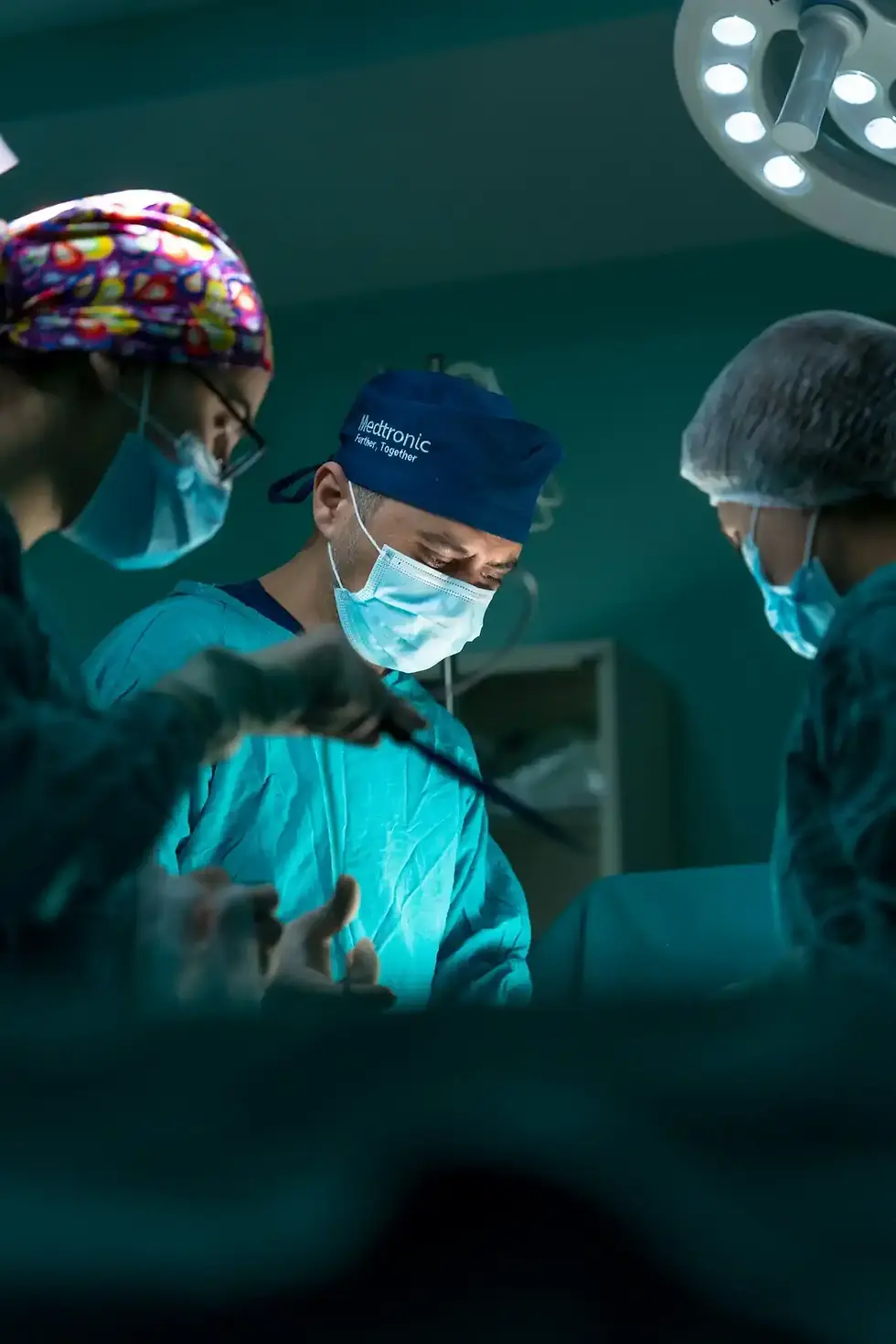Équipe chirurgicale en bloc opératoire à l’Hôpital de Genève, illustrant l’intégration des guérisseurs à distance et coupeurs de feu dans une approche de médecine intégrative.