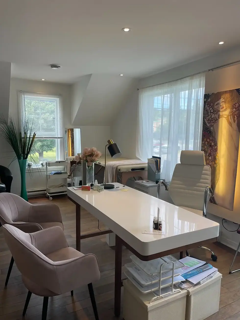 Cabinet privé de Martin Ladouceur, guérisseur-magnétiseur coupeur de feu, spécialisé en magnétisme thérapeutique et médecine vibratoire à Saint-Sauveur – bureau professionnel pour consultations en personne, accessible à Montréal, dans les Laurentides, au Québec et à l’international