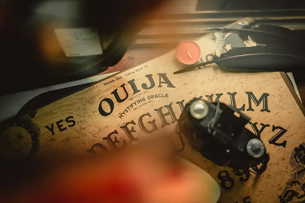 Planche de Ouija associée à l’ésotérisme, aux pratiques occultes et à certaines croyances liées à la médiumnité