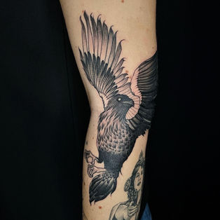 Tatouage d'un corbeau en noir et blanc