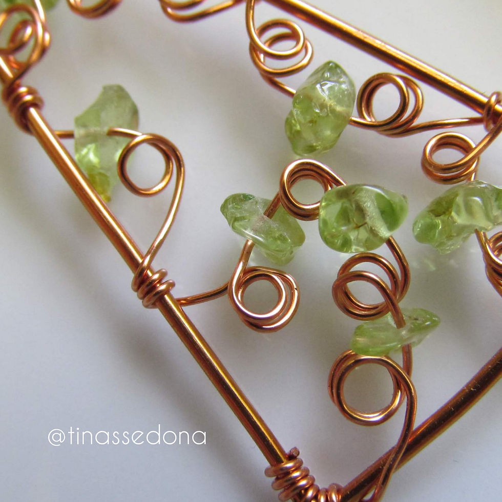 Handmade earrings drops of peridot wired on triangles