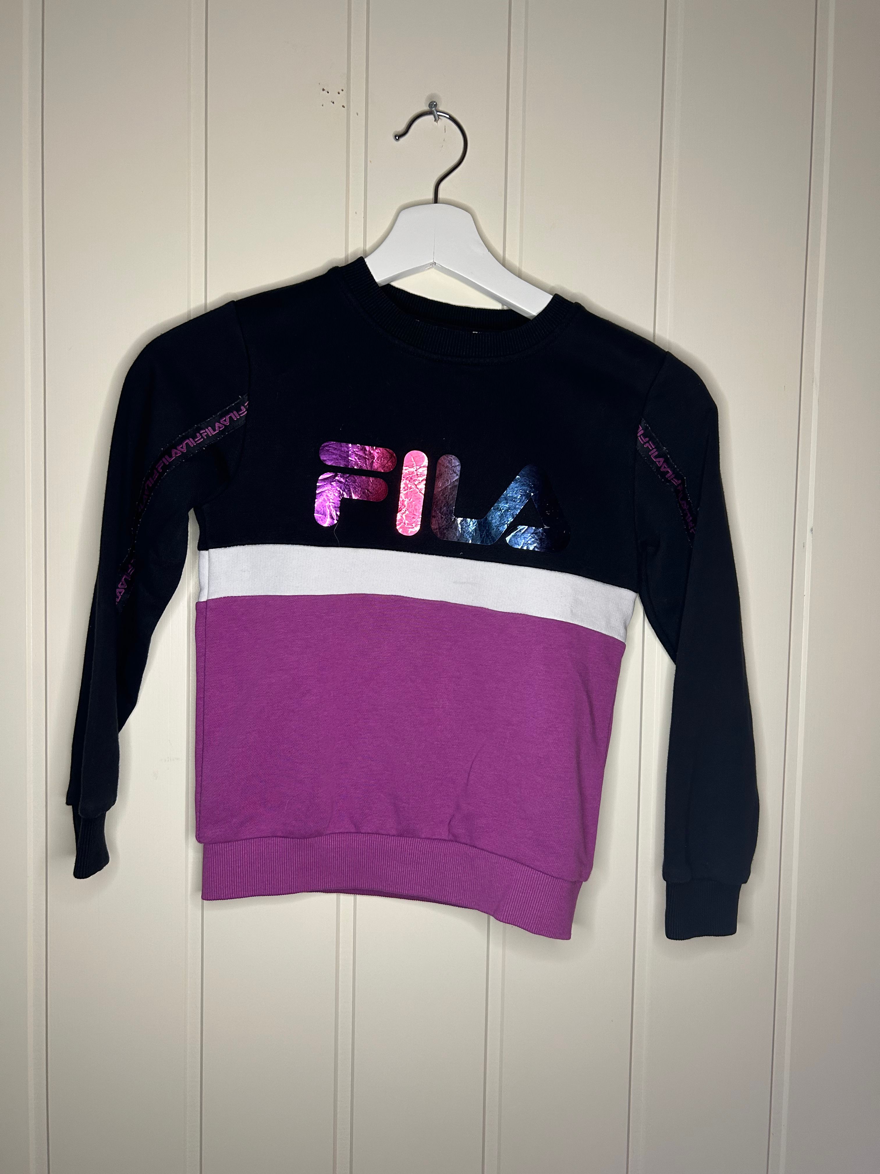 College genser fra Fila Str. 122/128