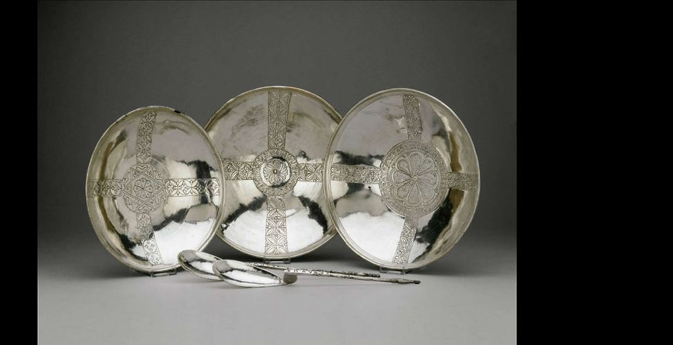 Coupelles en argent, à motif de croix, de facture byzantine - Diamètre : 21,8 cm - 308 gr - VIe siècle