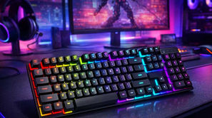 Teclado mecânico com iluminação RGB vibrante em um setup gamer, destacando-se pela estética moderna e tecnológica.