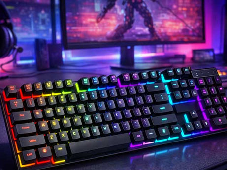 Teclado mecânico com iluminação RGB vibrante em um setup gamer, destacando-se pela estética moderna e tecnológica.