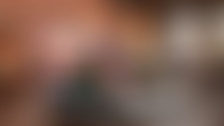 Notebook Dell Inspiron 15 em um ambiente moderno e acolhedor, exibindo uma tela vibrante e detalhada ao lado de acessórios elegantes.