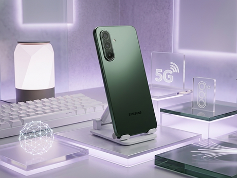 Smartphone Samsung com tecnologia 5G, destacado como a melhor opção custo-benefício, exibido em um ambiente moderno e iluminado.