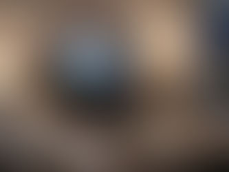 Sala de estar moderna e aconchegante, com uma TV Hisense de 50 polegadas exibindo uma cena de ação vibrante.