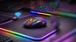 Mouse sem fio avançado com design ergonômico e iluminação RGB em uma mesa gamer, destacando-se como uma das melhores opções do mercado.