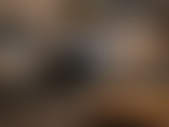 Cozinha moderna com micro-ondas Electrolux em destaque, cercado por uma banqueta e utensílios, refletindo um ambiente organizado e acolhedor.