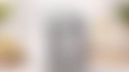 Purificador de água Electrolux em ação, proporcionando água fresca e limpa, ideal para cozinhas modernas e saudáveis.