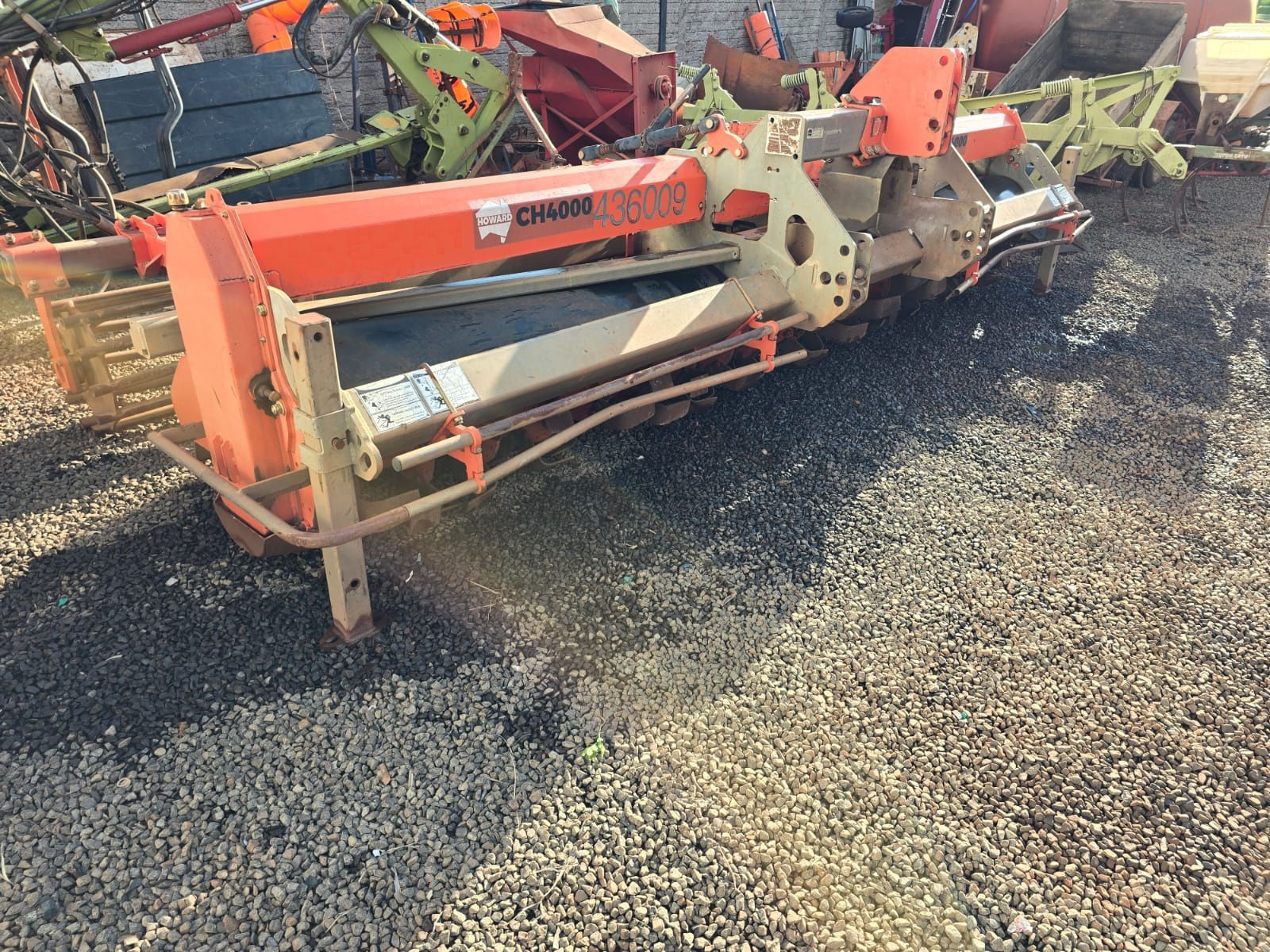 Enxada Rotativa Howard CH 4000 com quebra terrão