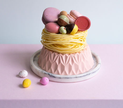 Nestje van chocolade met paasteitjes