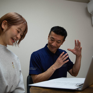 食事指導をするトレーナーと指導を受ける女性