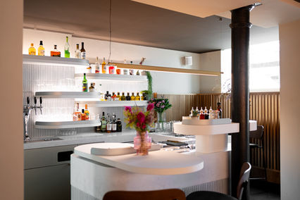 Tresen in einer Bar mit Bunten Cocktails