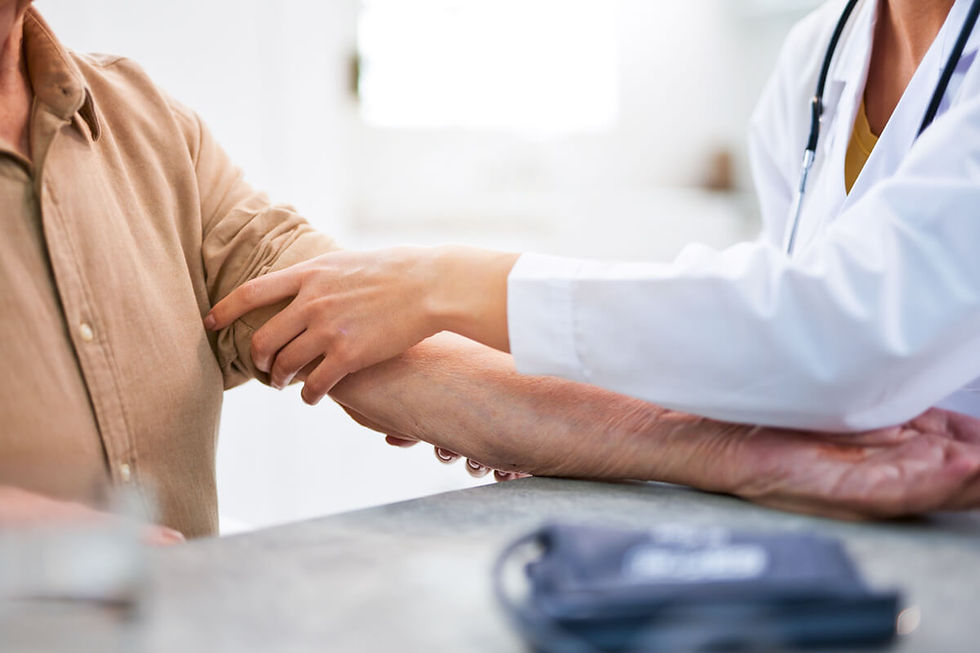 Hausarzt Norman Seidel untersucht einen Patient beim Hausbesuch.jpg