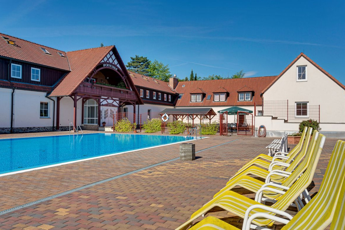 Außenansicht mit Pool der Landessportschule Werdau.jpg