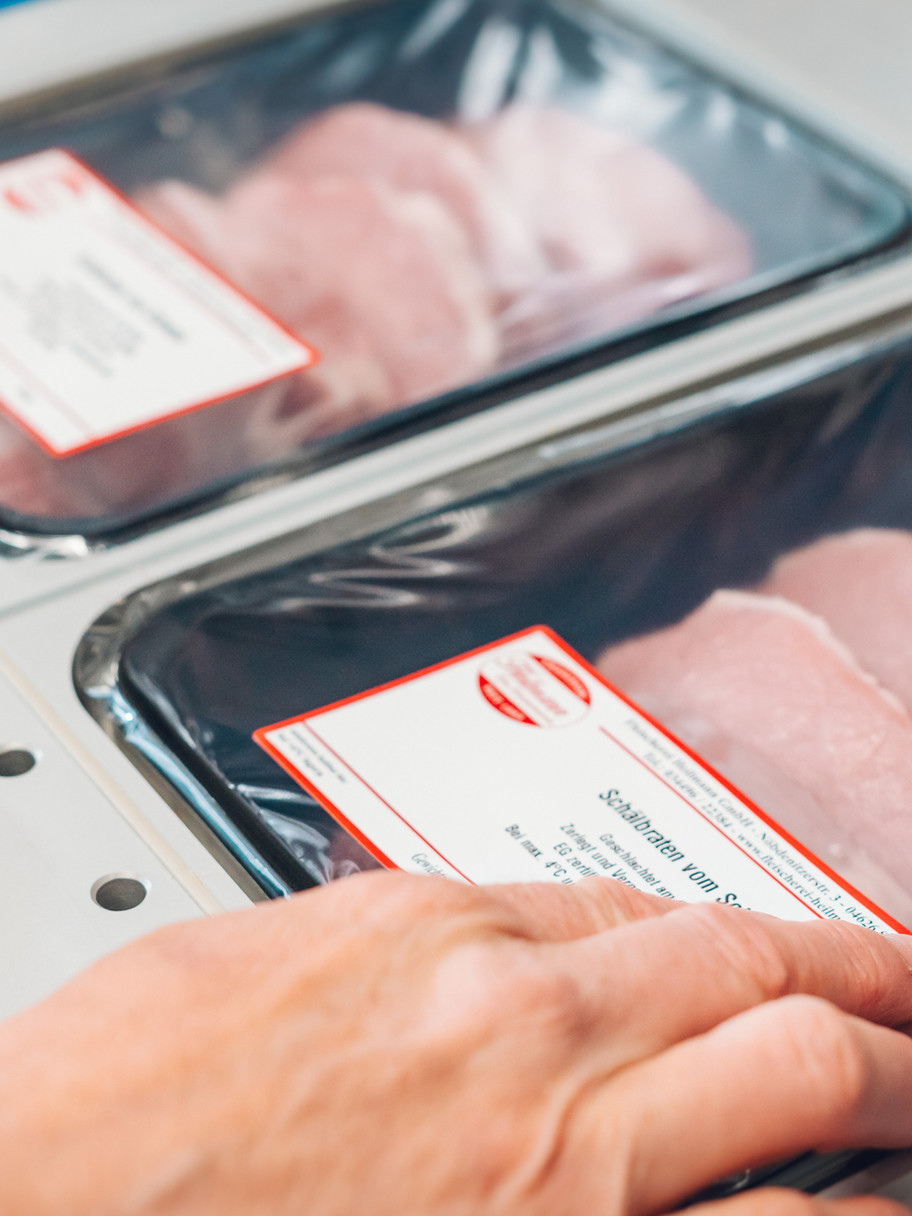 Verpacktes Fleisch mit Etikett in der Produktion