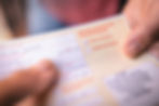 Hände halten Arbeitsunfähigkeitsbescheinigung, Atteste und Bescheinigungen, Detailansicht Nahaufnahme.