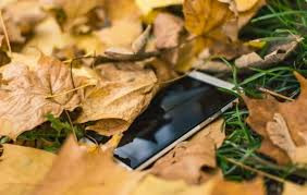Cassazione: è furto impossessarsi di un telefono smarrito
