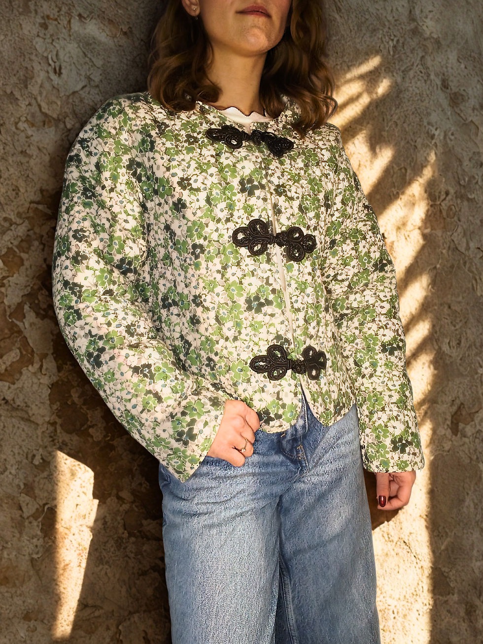 Floral quilted jacket in green and black with long sleeves and soft structure for everyday layering.