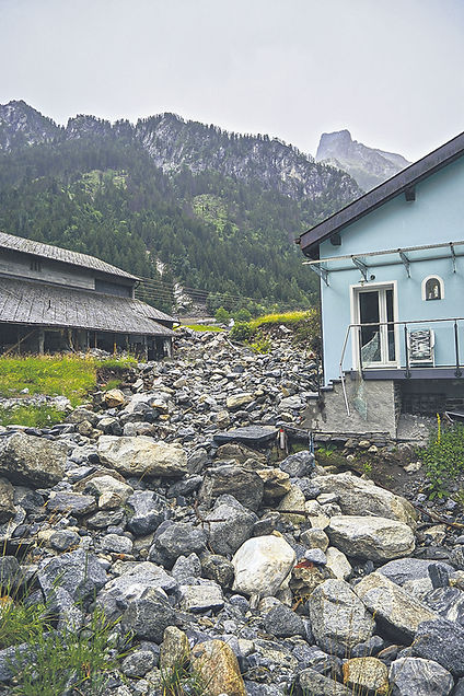 La stalla e la casa di Elio Biadici in attesa di essere demolite.