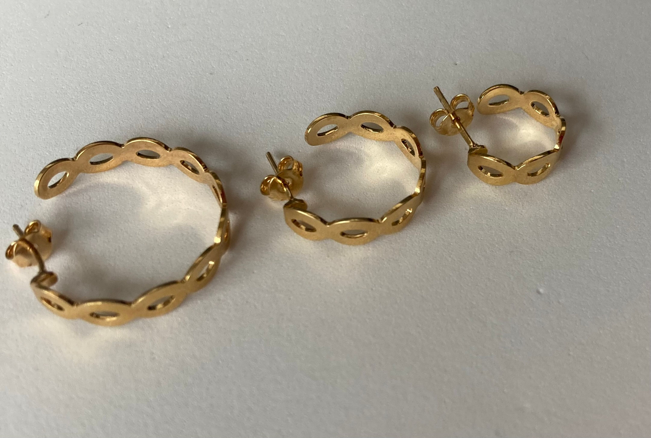 Brinco Simbolo do Infinito VAzado Banhado no Ouro 18k