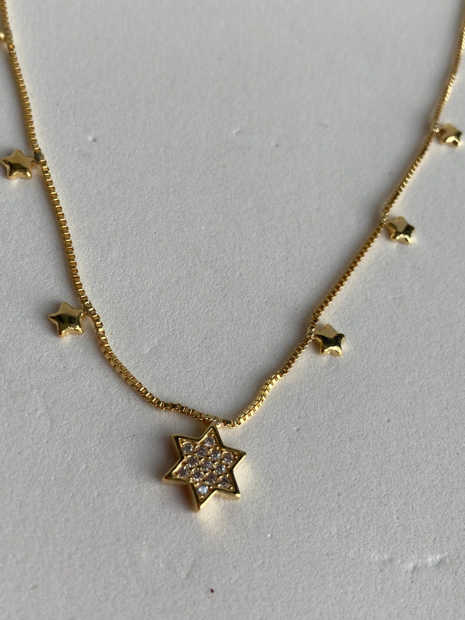 Colar com Pingentes de Estrelas Banhados no Ouro 18k